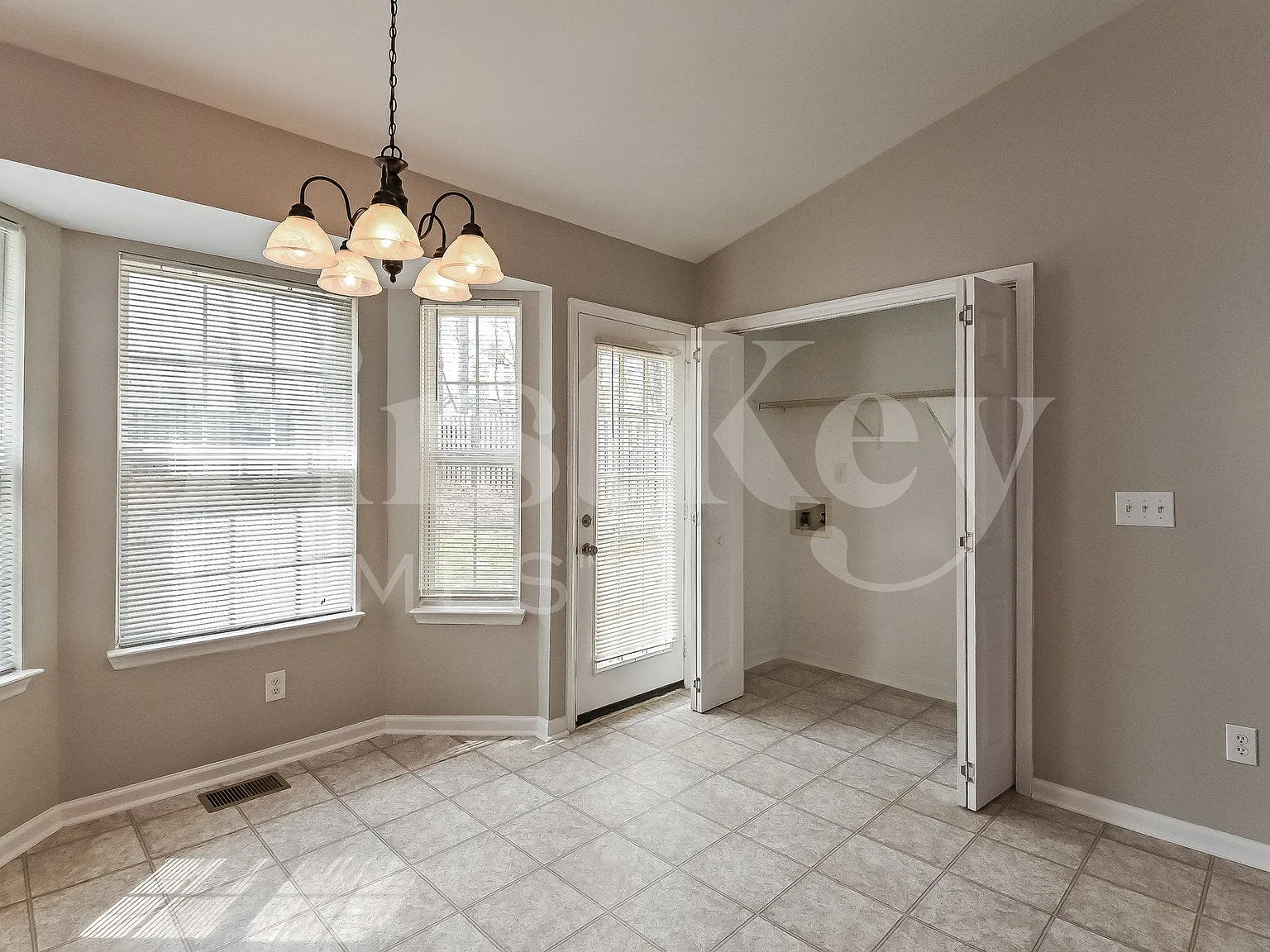 3 bed, 2.0 bath, 1106 sqft, $1,785 — Photo 3