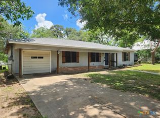 325 Montgomery St, Yoakum, TX 77995