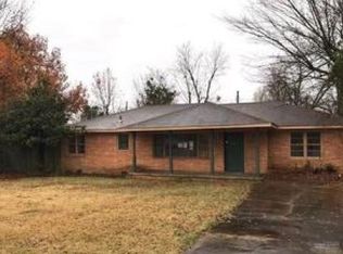 906 E Jackson St, Hugo, OK 74743