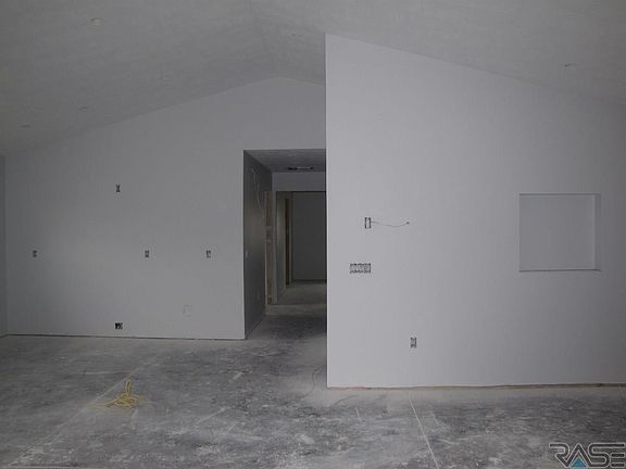 4th image of 706 Britz Dr