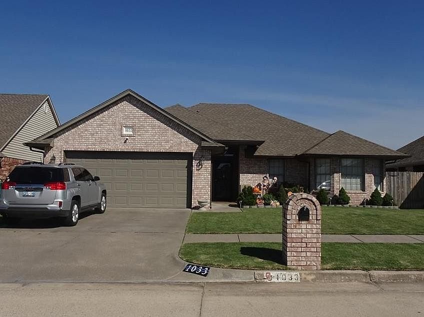 1st image of 1033 SW 127th Pl