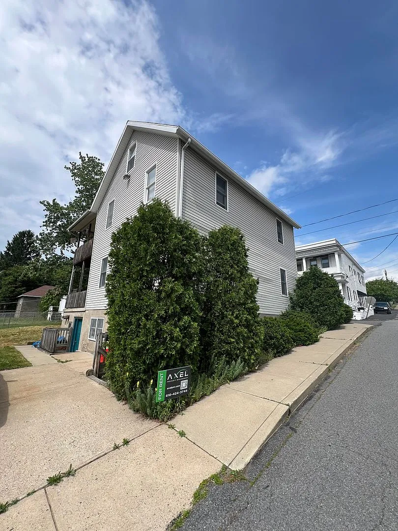 301 East Elm Street — Photo 1