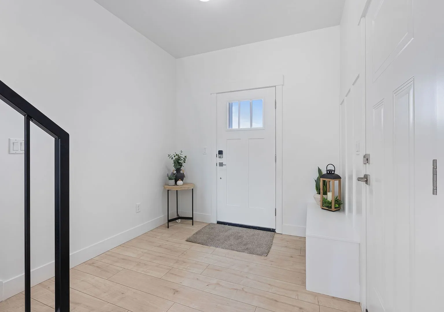 Awesome 3 Bedroom 2.5 Bath Townhouse In Sugar City! — Photo 3