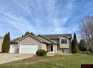 380 Woodridge Dr, Le Center, MN 56057