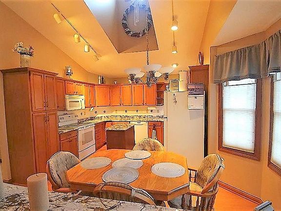 4th image of 4294 Arlington Dr