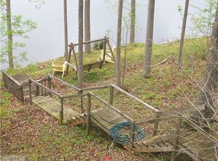 1219 Lakeshore Ln, Mount Airy, NC 27030