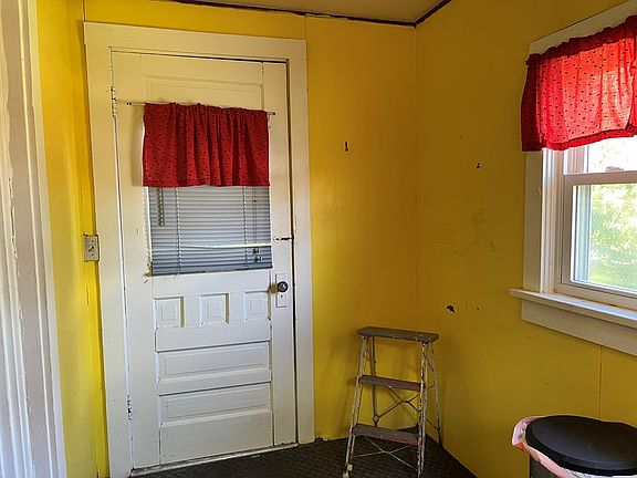 4th image of 18 E 9th St