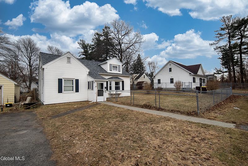 3rd image of 16 Lake Road