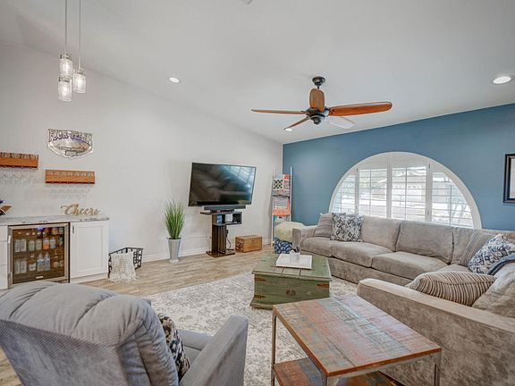 5th image of 720 E Brentrup Dr