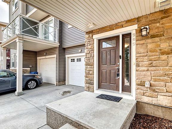 3rd image of 909 N Skyview Ranch Grv NE