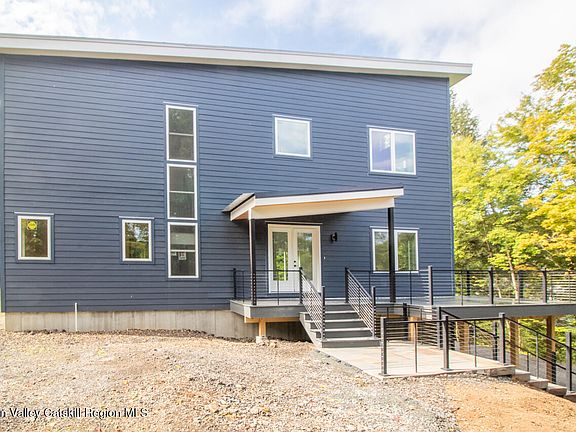 3rd image of 9 Iroquois Lane