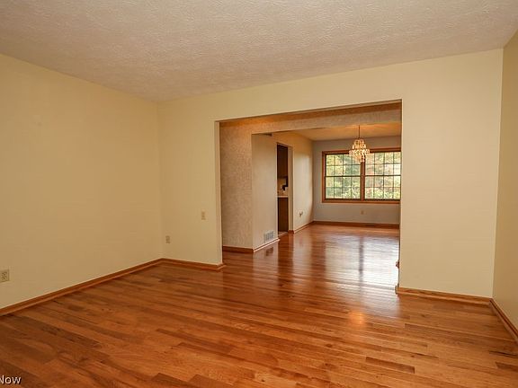 5th image of 1835 Lynn Rd