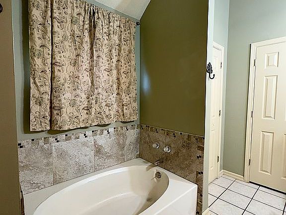 5th image of 113 Tulip Dr