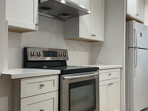 3rd image of 631 Kendall Ave Room 4
