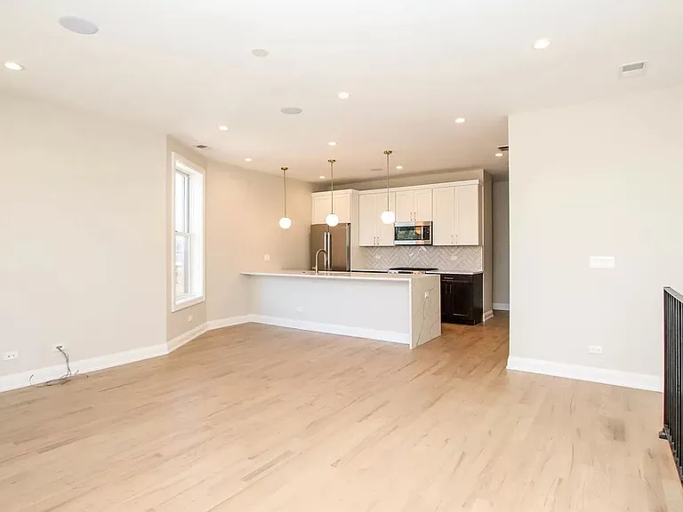 1225 W Addison St #3 — Photo 1