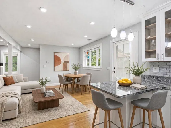 28 Beecher Pl #B, Newton, MA 02459