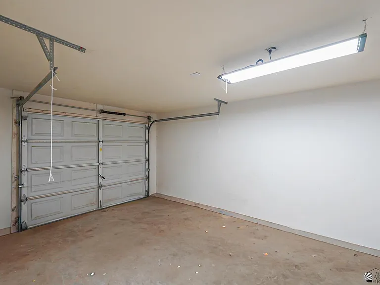 587 E Jefferson St — Photo 9