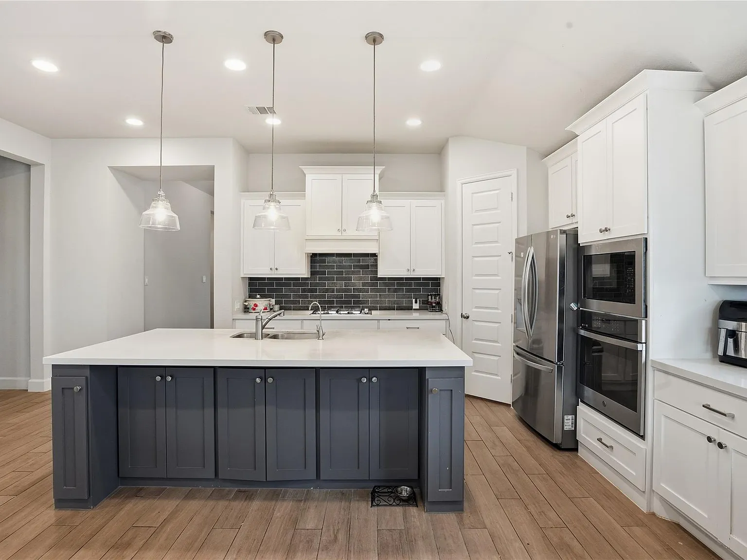 4 bed, 3.0 bath, 2560 sqft, $3,100 — Photo 4