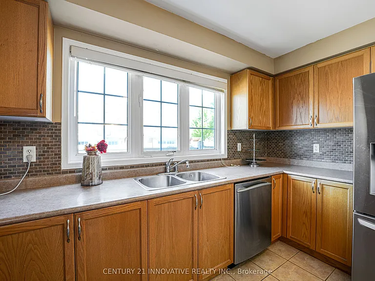 14 Middlecote Dr — Photo 6