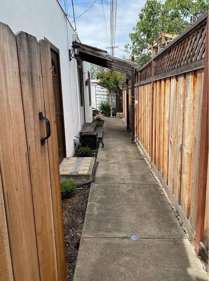 1 bed, 400 sqft, $2,300 — Photo 4