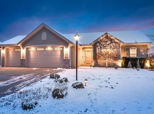 W136N6123 Weyer Farm Dr, Menomonee Falls, WI 53051