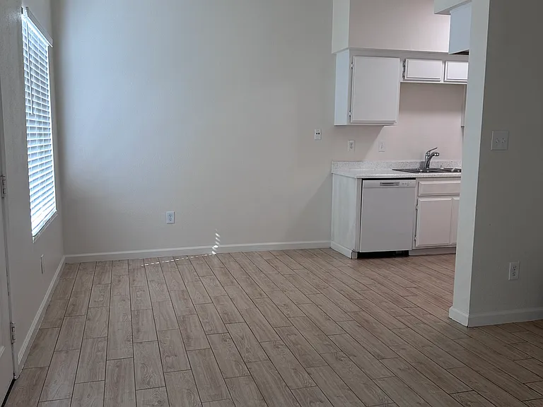 8001 Latham Ct #4 — Photo 2