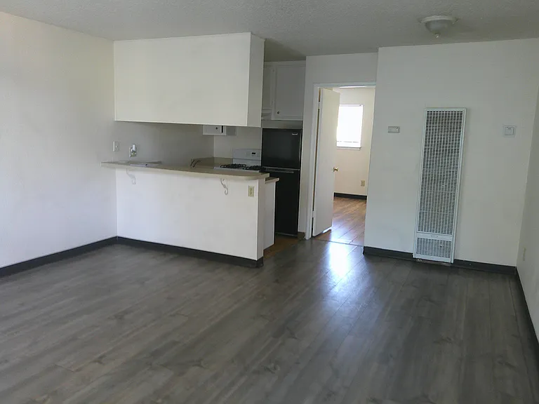 322 W Oak St #F — Photo 2