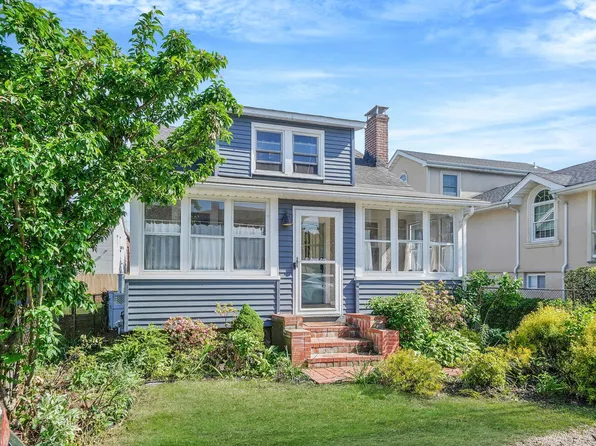 10 June Avenue, Bayville, NY 11709