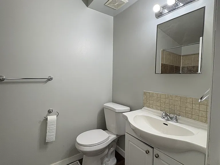 882 Redwood Ave — Photo 9