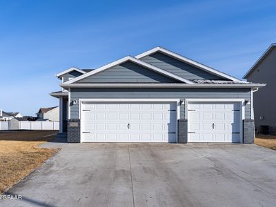960 Cedar Burls Dr, Grand Forks, ND, 58201