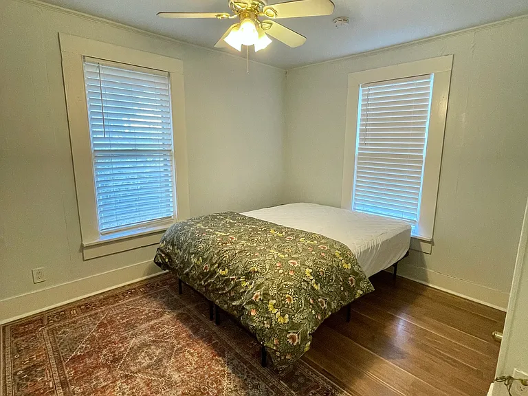 807 W Agarita Ave — Photo 4