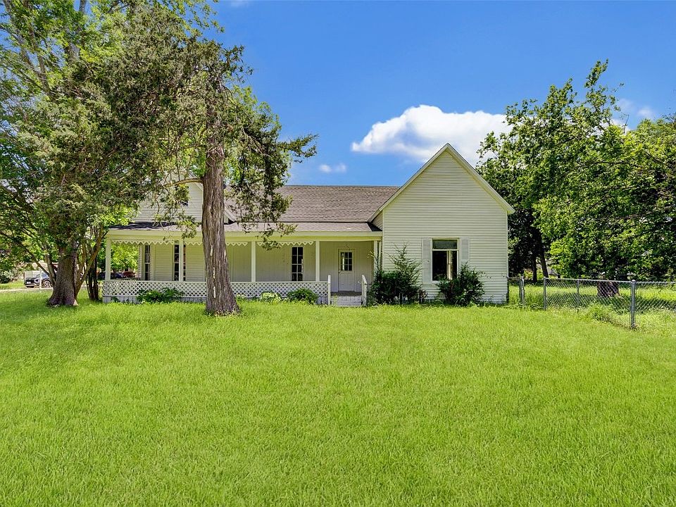 1st image of 209 E San Saba St