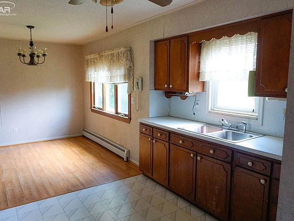 5th image of 4406 E Court St
