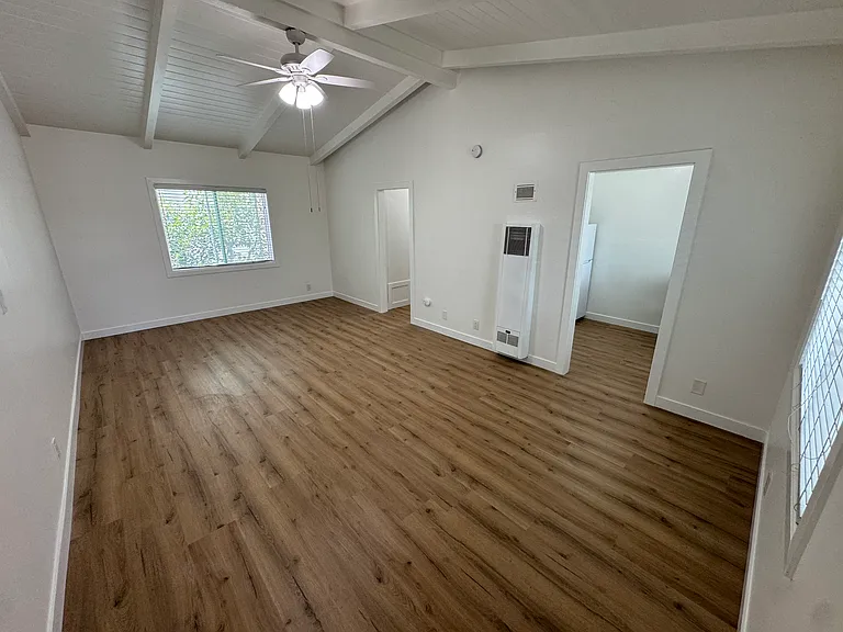 3243 E 10th St #6 — Photo 1