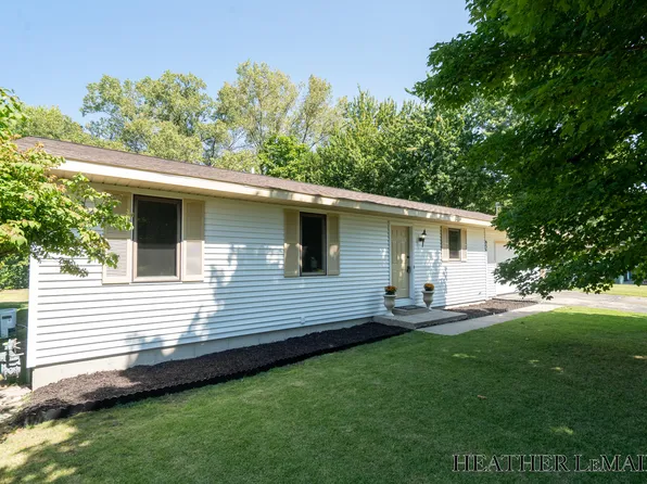 9561 Crescent Dr, Zeeland, MI 49464