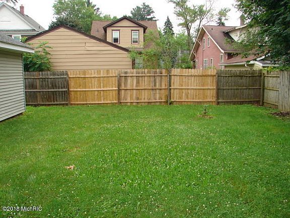 5th image of 15 Riverview Ave