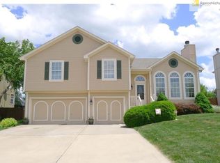 1005 NE Woodbury Ln, Lees Summit, MO 64086