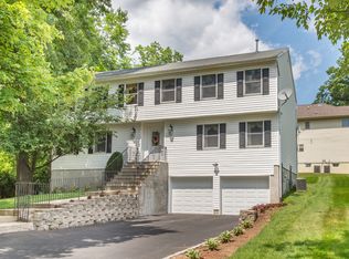 38 Bluebell Ct, Paramus, NJ 07652