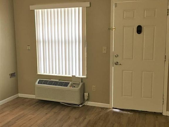 5th image of 5675 Chatford Dr APT 1
