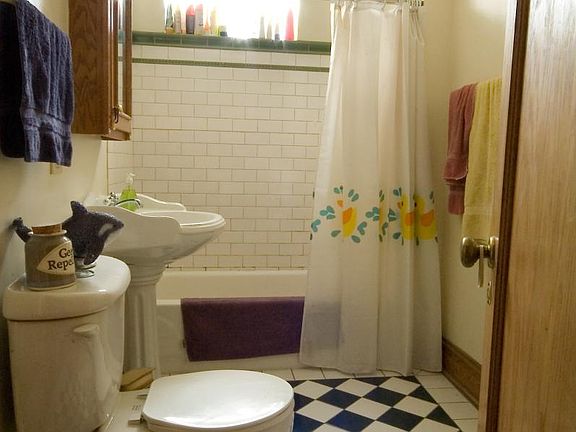 4th image of 2116 W Berteau Ave #2