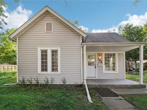 744 S Locust St, Ottawa, KS 66067