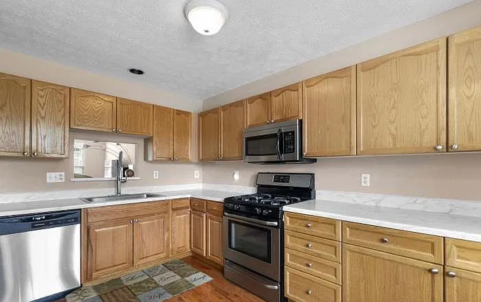 4 bed, 3.5 bath, 1960 sqft, $3,300 — Photo 3