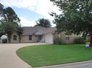 1010 Oxford Dr, Gainesville, TX 76240