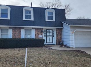 1501 White Trl, Elk Grove Village, IL 60007