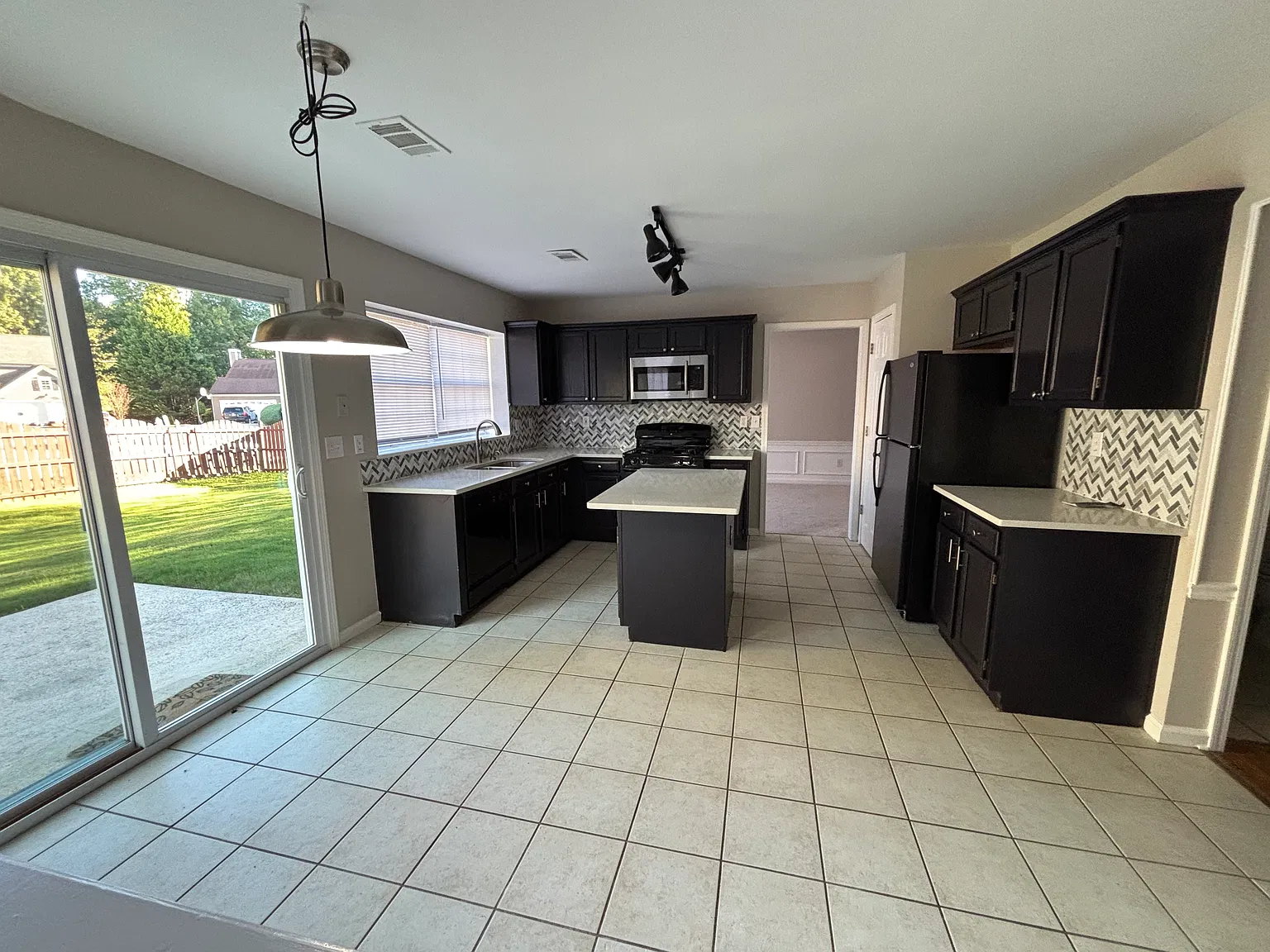 4 bed, 2164 sqft, $2,895 — Photo 3