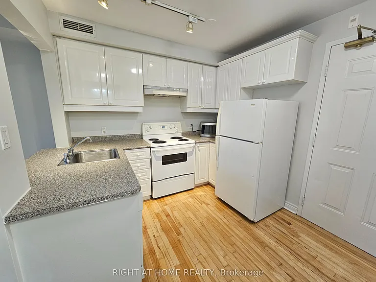 524 Yonge St #201 — Photo 1
