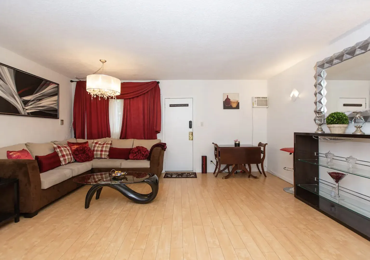 Stylishly Chic 2 bed/1 bath in West Hollywood — Photo 3