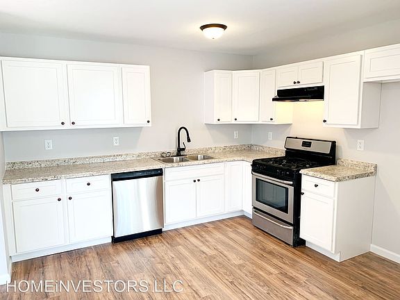 3rd image of 2415 Meadowlane Dr
