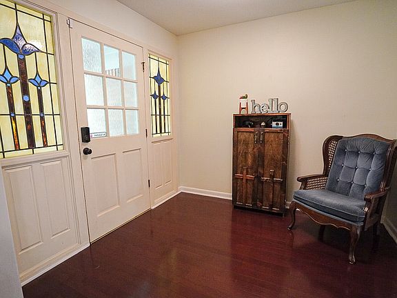 2nd image of 333 Elaine Ave
