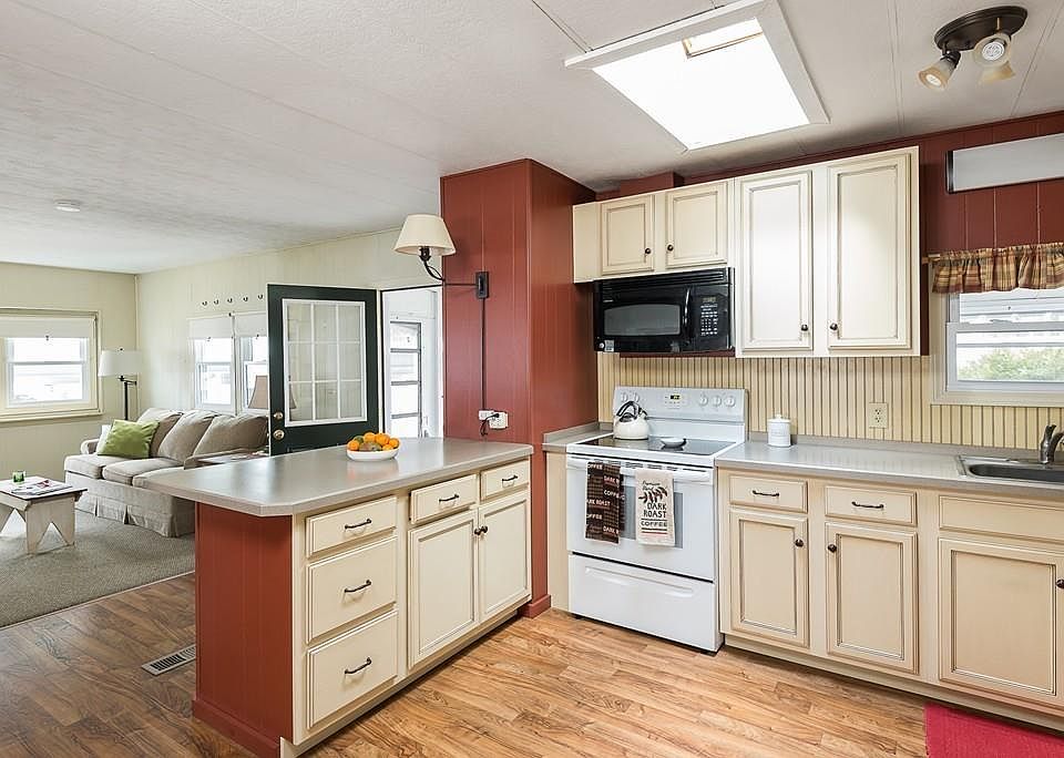 1st image of 11 Rosewood Dr
